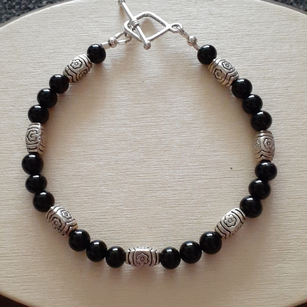 NWOT Black & Silver Beaded Bracelet R101